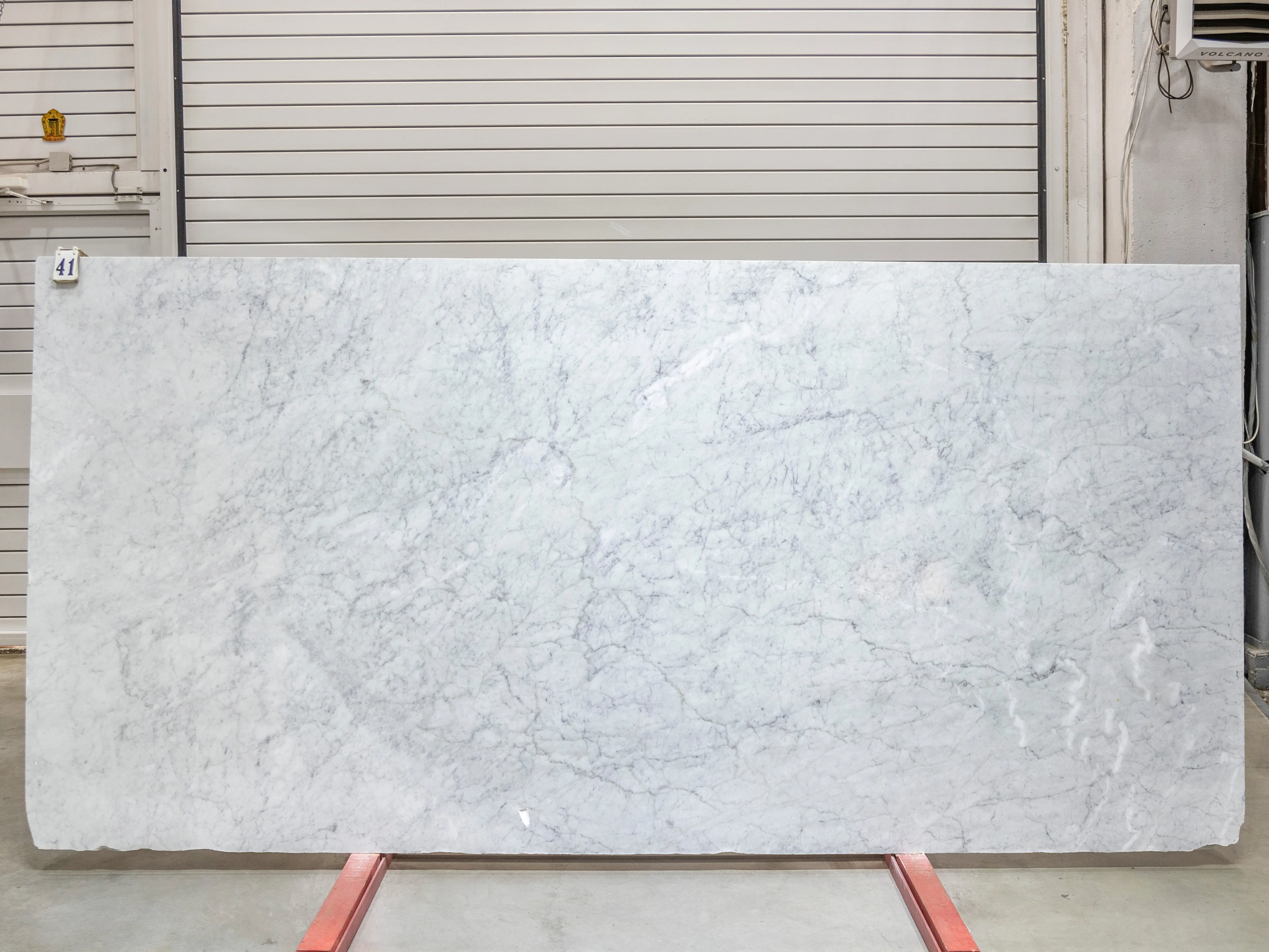 Слэб из мрамора BIANCO CARRARA полированный 3380x1530x20 мм, код 25753