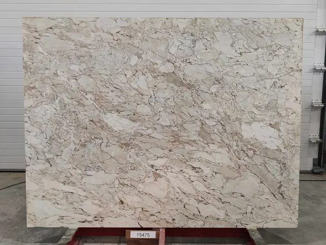 Слэб из мрамора CALACATTA CREMO полированный 2300x1750x20 мм, код 15475