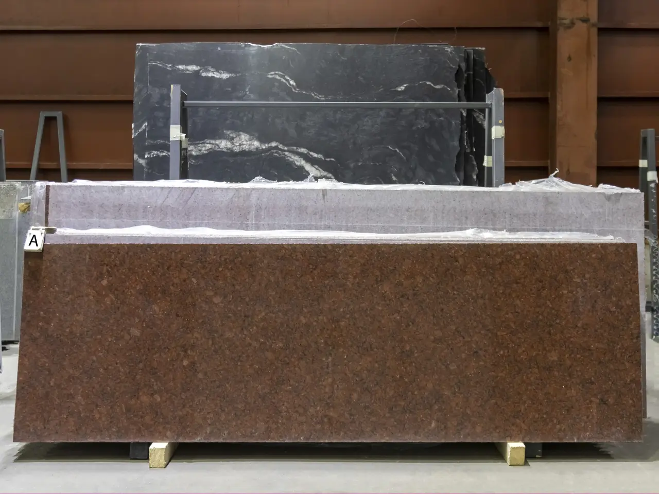 Полоса из гранита IMPERIAL RED полированный 2500x900x20 мм, код 26043