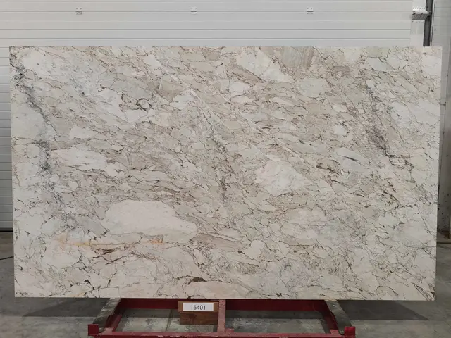 Слэб из мрамора CALACATTA CREMO полированный 2900x1750x20 мм, код 16401