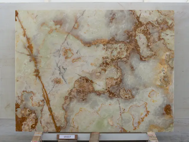 Слэб из оникса VERDE полированный 2150x1650x20 мм, код 19337