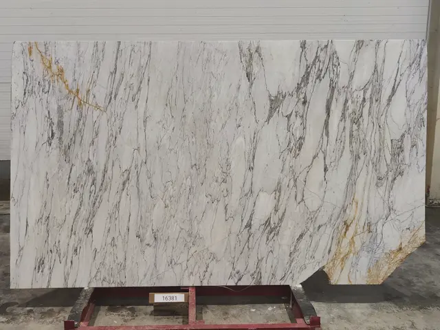 Слэб из мрамора STATUARIO полированный 2780x1760x20 мм, код 16381