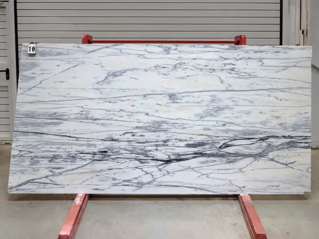 Слэб из мрамора CALACATTA OPTIMA полированный 2650x1300x20 мм, код 28128