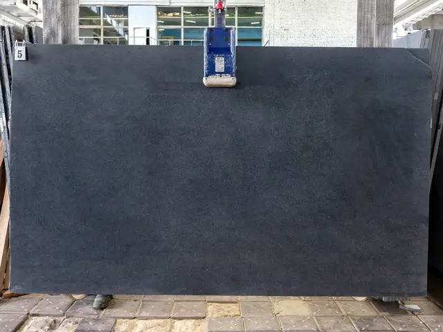 Слэб из гранита SESAM BLACK полированный 2700x1620x20 мм, код 28913