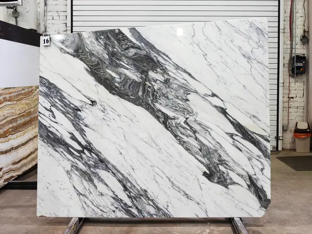 Слэб из мрамора CALACATTA CORCHIA полированный 2150x1760x20 мм, код 29354