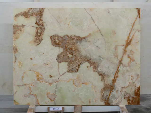 Слэб из оникса VERDE полированный 2150x1650x20 мм, код 19342