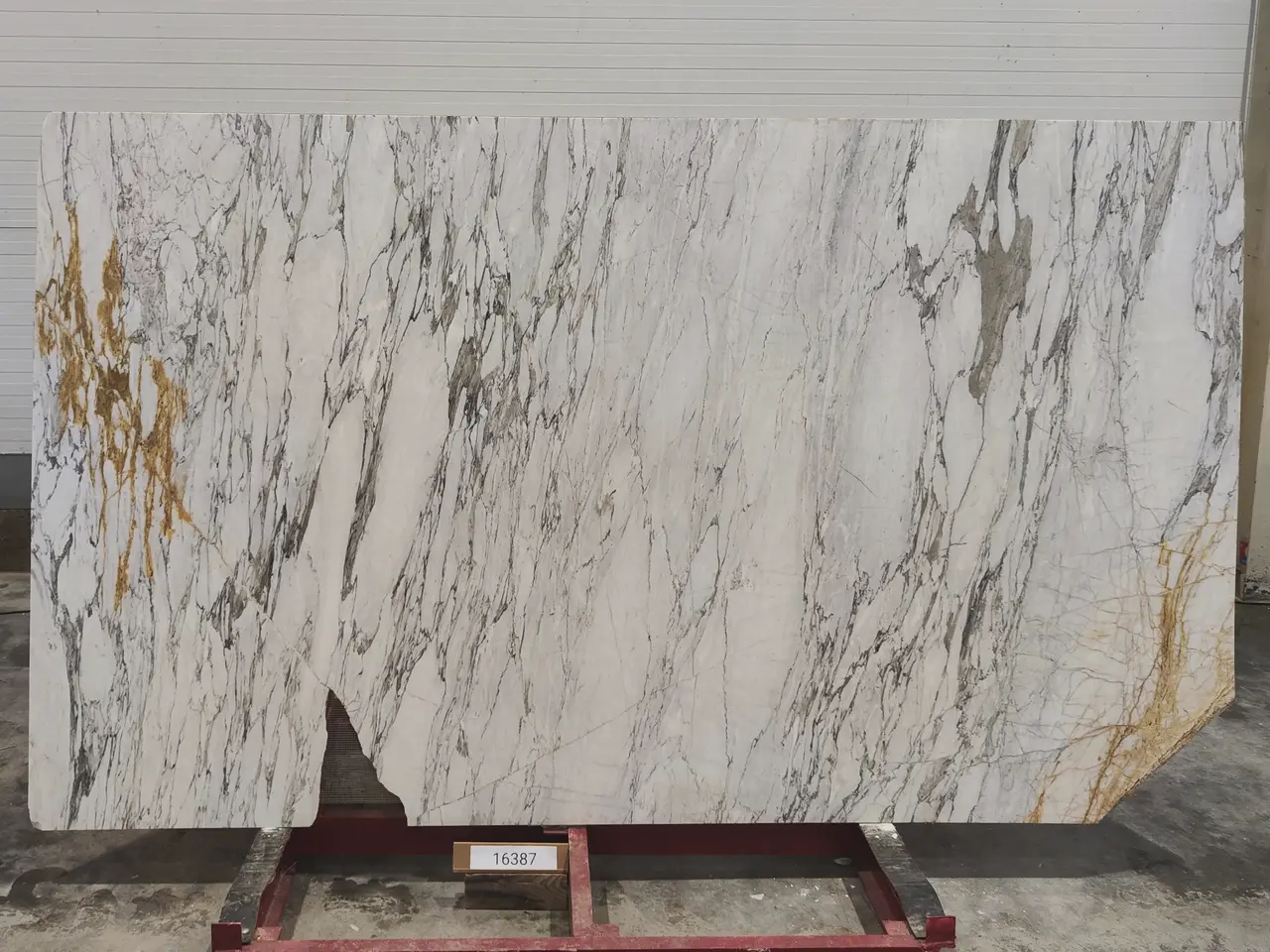 Слэб из мрамора STATUARIO полированный 2780x1760x20 мм, код 16387