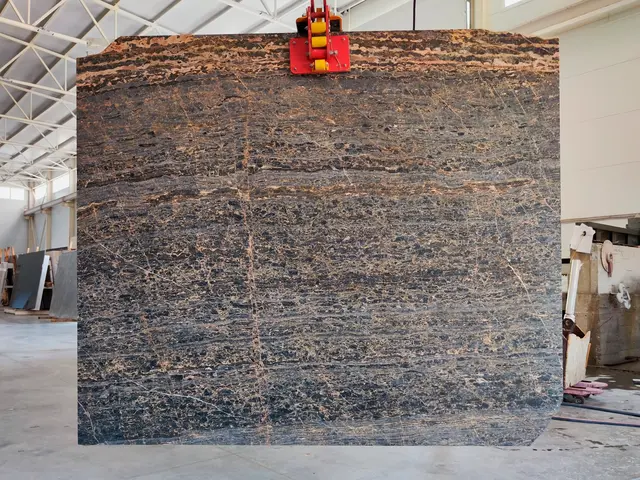 Слэб из мрамора PERSIAN PORTORO GOLD полированный 2040x1720x20 мм, код 24976