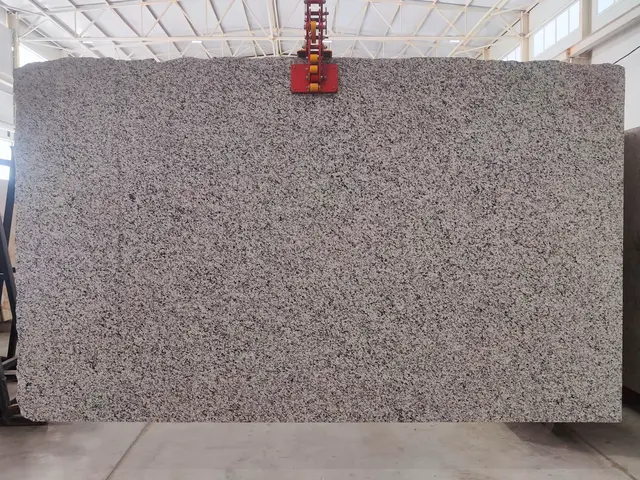 Слэб из гранита BRAZILIAN WHITE полированный 3320x1920x30 мм, код 25722