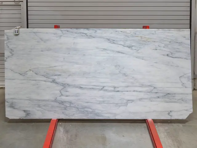 Слэб из мрамора CALACATTA OPTIMA полированный 2900x1350x20 мм, код 28147