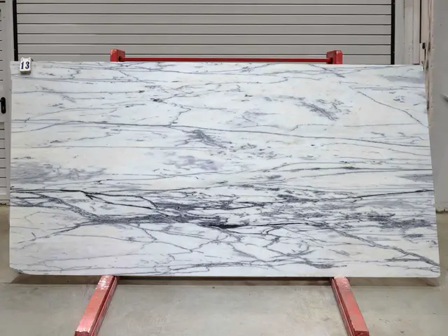 Слэб из мрамора CALACATTA OPTIMA полированный 2650x1300x20 мм, код 28131