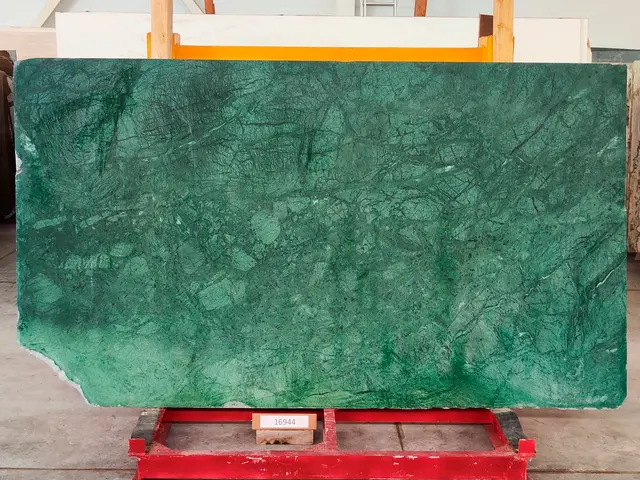 Слэб из мрамора INDIAN GREEN полированный 2500x1480x20 мм, код 16944