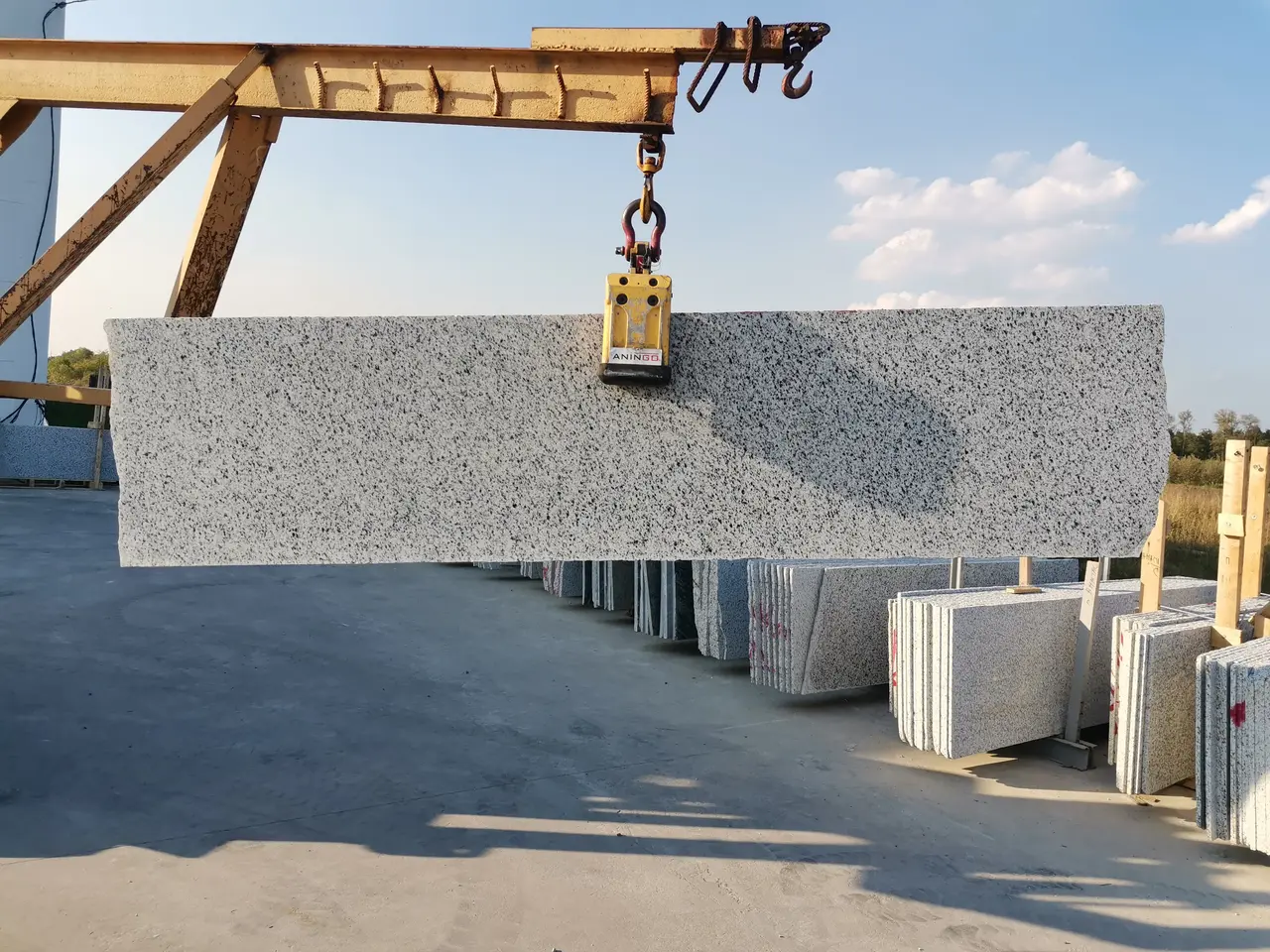 Полоса из гранита BELLA WHITE NEW полированный 2750x700x30 мм, код 18609