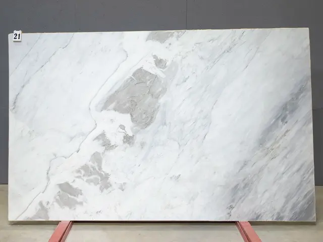 Слэб из мрамора BARGILIO APUANO LIGHT полированный 2550x1550x20 мм, код 26539