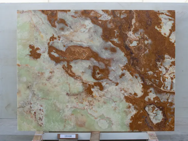 Слэб из оникса VERDE полированный 2150x1650x20 мм, код 19338