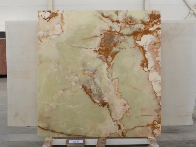 Слэб из оникса VERDE полированный 1840x1900x20 мм, код 19526