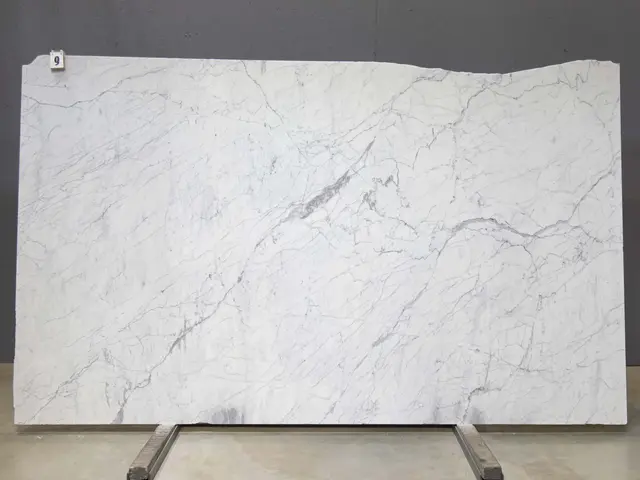 Слэб из мрамора STATUARIETTO PREMIUM полированный 3050x1800x20 мм, код 26213