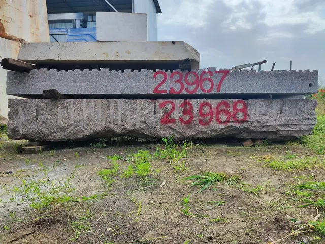 Гранит Блок из гранита МЕЖИРИЧСКИЙ 2650x570x330 мм, код 23968