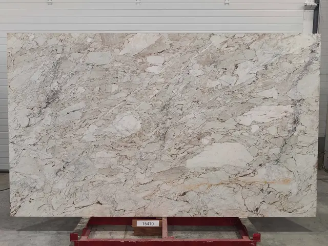 Слэб из мрамора CALACATTA CREMO полированный 2950x1750x20 мм, код 16410