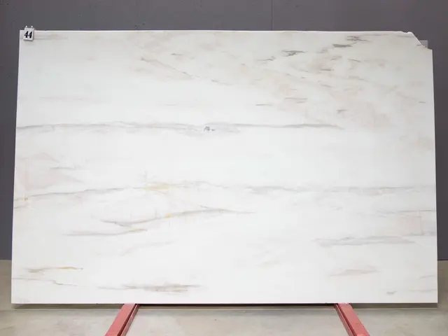 Слэб из мрамора FLAMINGO WHITE полированный 2900x1850x20 мм, код 26467