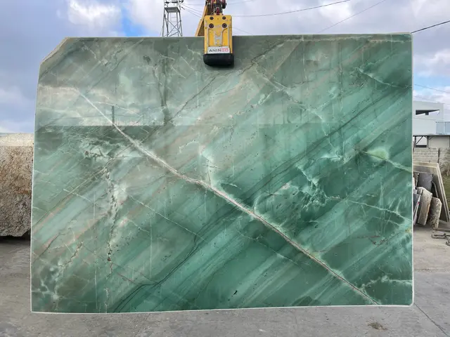 Слэб из кварцита DA VINCI полированный 2670x1870x20 мм, код 16045