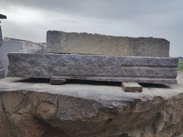 Гранит Блок из гранита МЕЖИРИЧСКИЙ 1500x1500x200 мм, код 23964