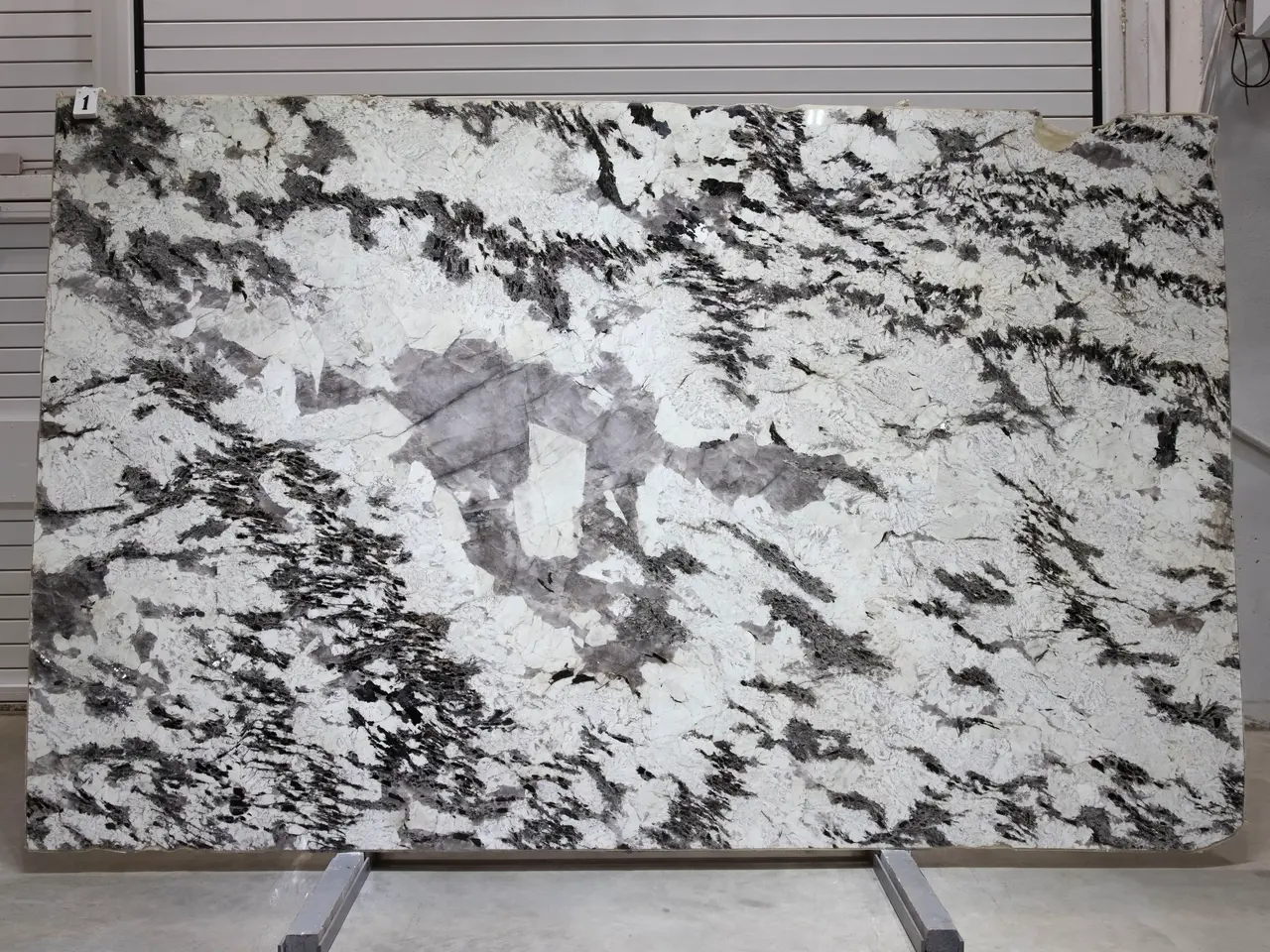 Слэб из кварцита TOURMALINE ICE полированный 3280x1990x20 мм, код 25707