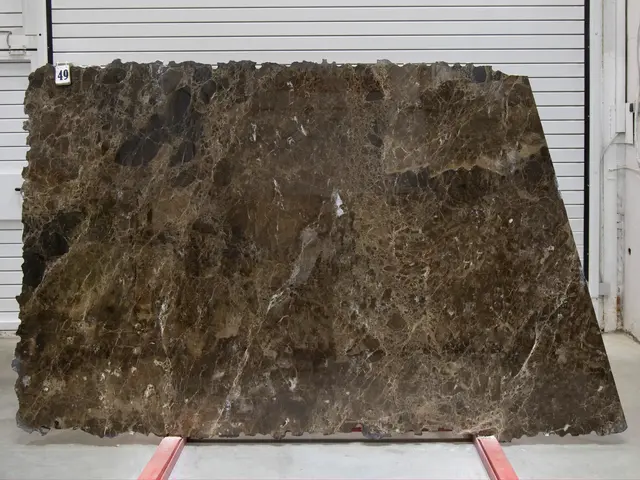 Слэб из мрамора EMPERADOR DARK полированный 2450x1720x20 мм, код 25808