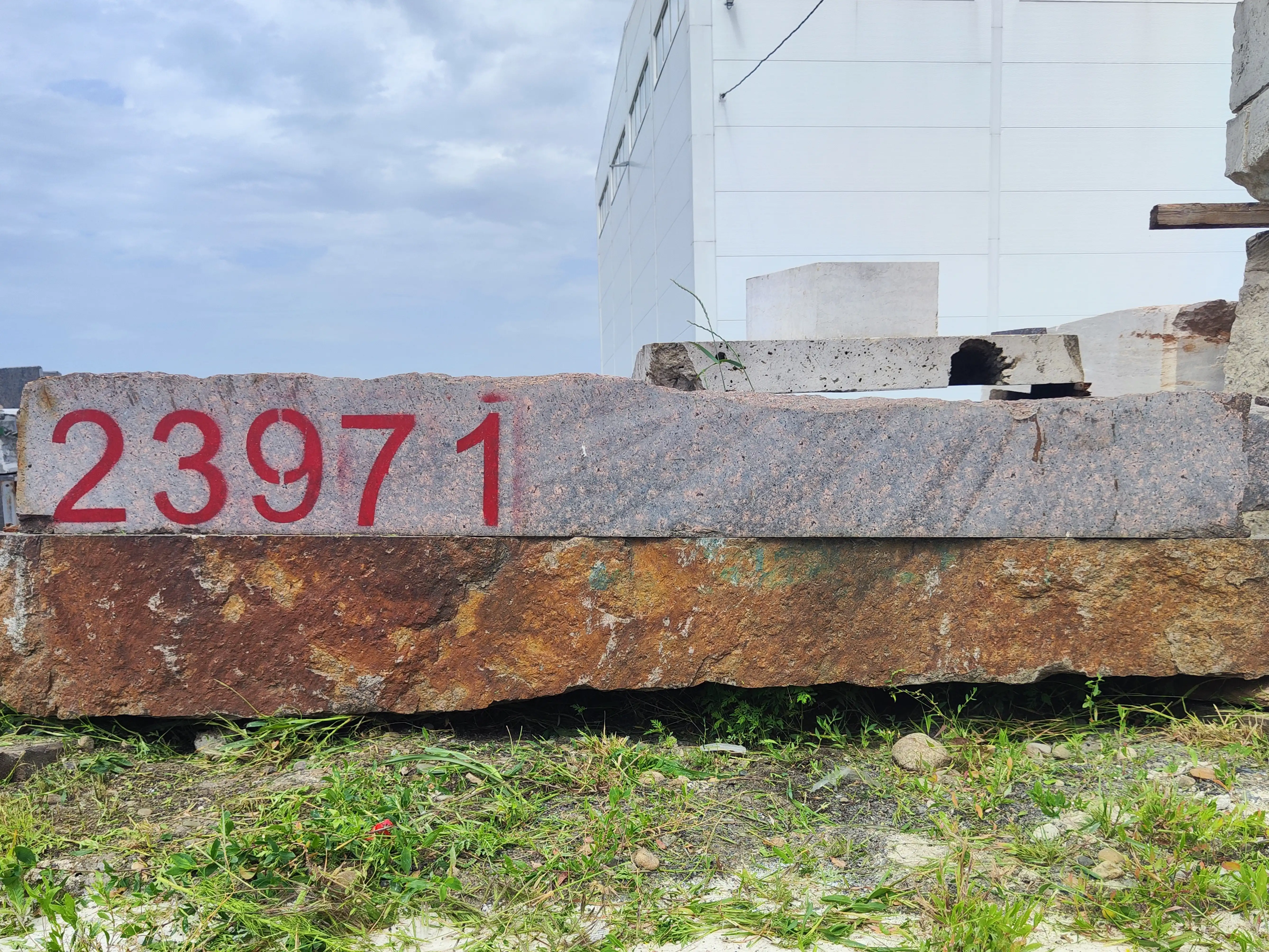 Гранит Блок из гранита МЕЖИРИЧСКИЙ 2000x650x180 мм, код 23971