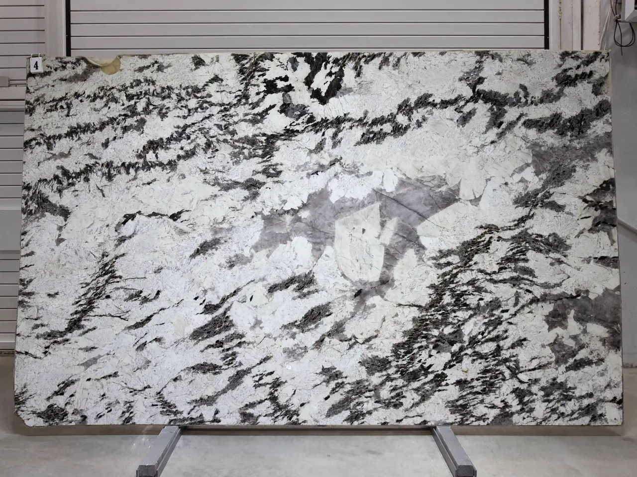 Слэб из кварцита TOURMALINE ICE полированный 3280x1990x20 мм, код 25710