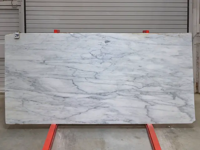 Слэб из мрамора CALACATTA OPTIMA полированный 2900x1350x20 мм, код 28156