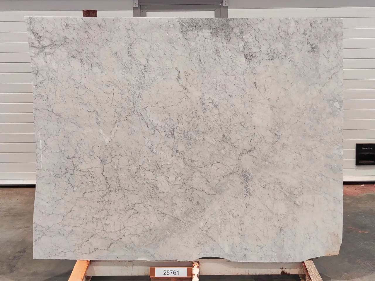 Слэб из мрамора BIANCO CARRARA полированный 1980x1600x20 мм, код 25761