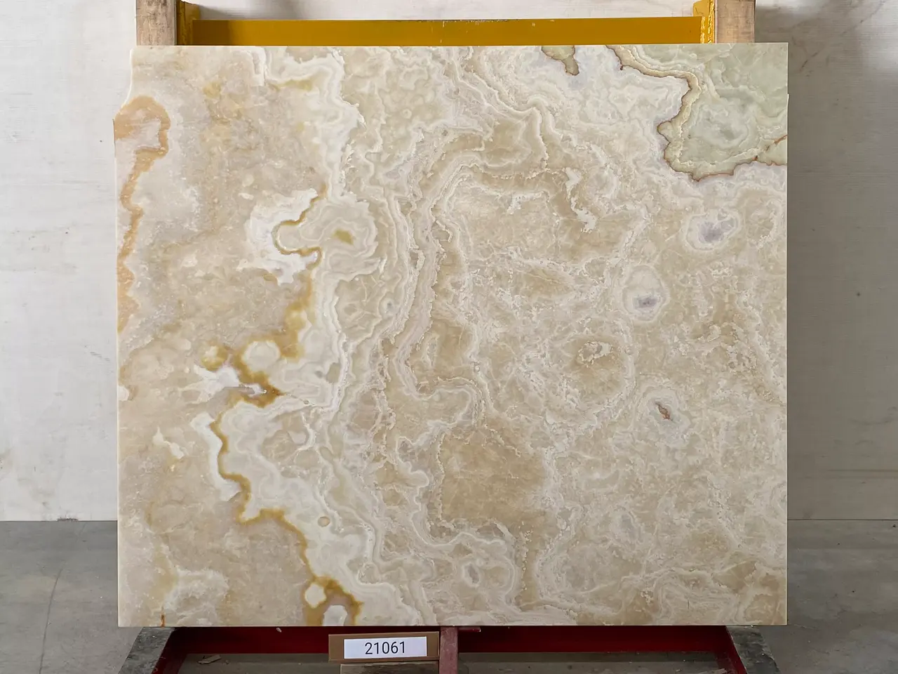 Слэб из оникса MIELE полированный 1720x1500x20 мм, код 21061