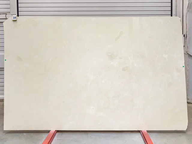 Слэб из мрамора CREMA MARFIL EXTRA полированный 3050x1860x20 мм, код 25745