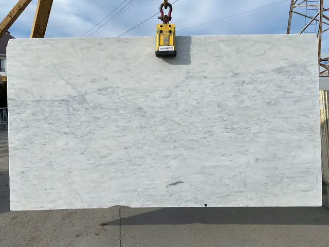 Слэб из мрамора PURE WHITE полированный 3180x1770x30 мм, код 19235