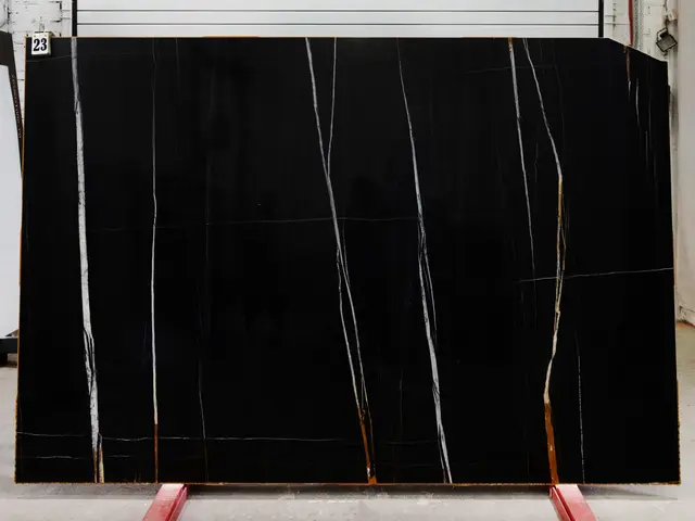 Слэб из мрамора SAHARA NOAR полированный 2500x1700x20 мм, код 28277