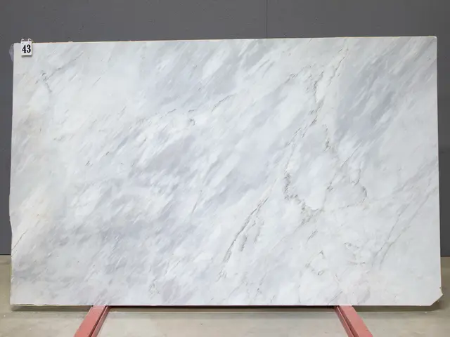 Слэб из мрамора BARGILIO APUANO LIGHT полированный 2550x1550x20 мм, код 26548