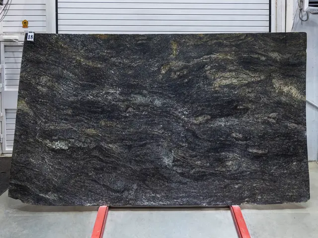 Слэб из гранита METALICUS LEATHER 3300x1920x20 мм, код 28316