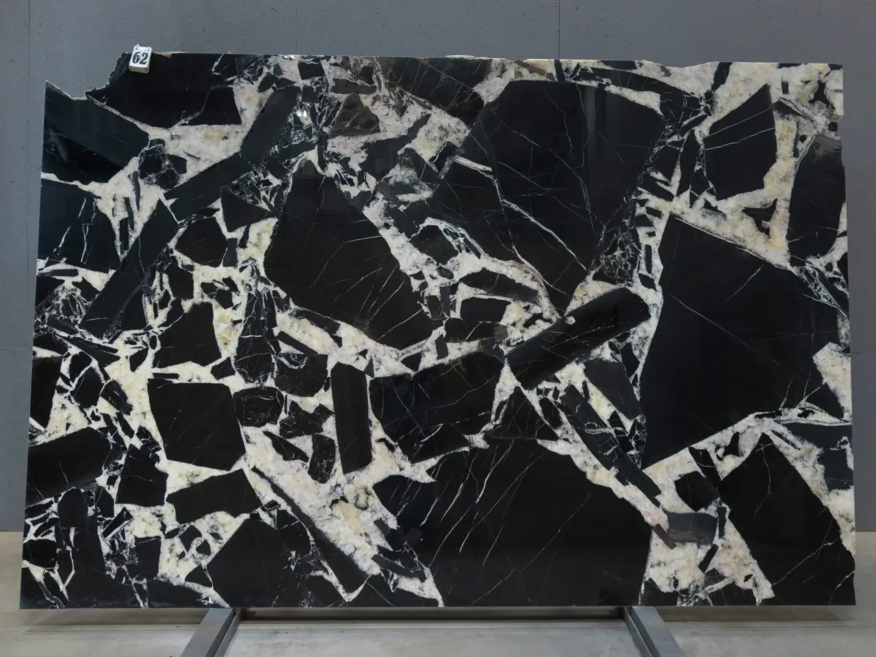 Слэб из кварцита GRAND NOIR полированный 2930x1800x20 мм, код 28319