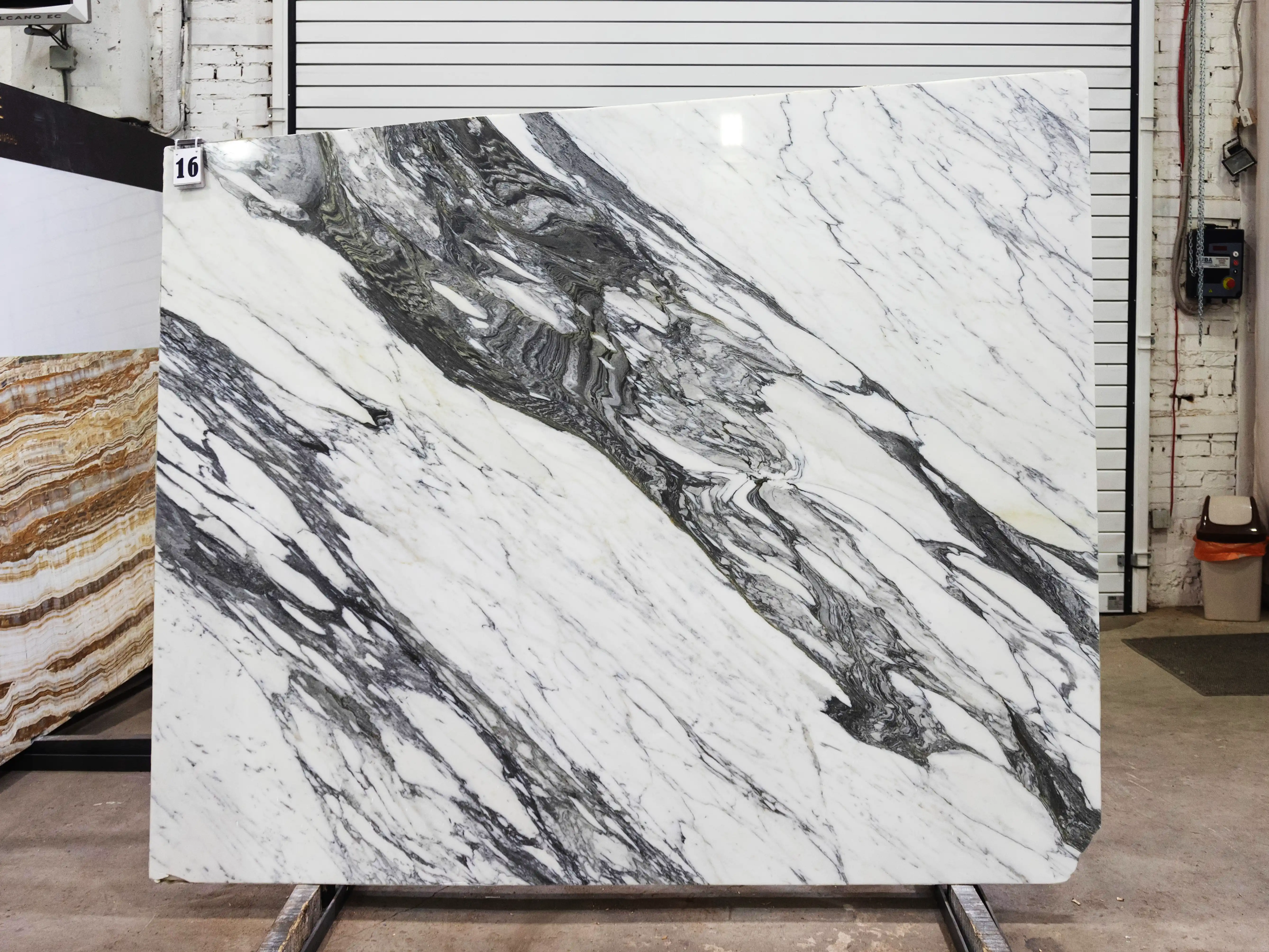 Слэб из мрамора CALACATTA CORCHIA полированный 2150x1760x20 мм, код 29354