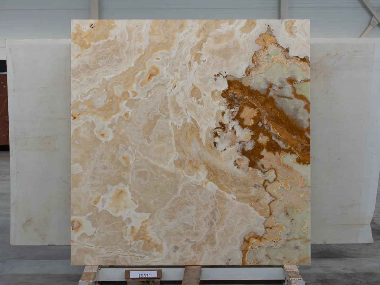 Слэб из оникса ONYX TERRACOTA полированный 1840x1900x20 мм, код 19331