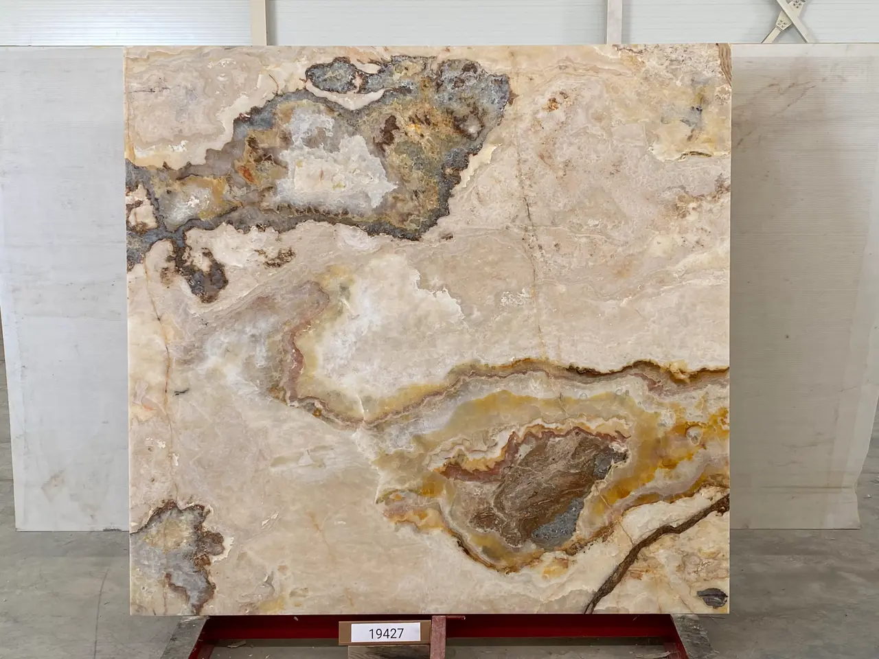Слэб из оникса MIELE полированный 1850x1750x20 мм, код 19427
