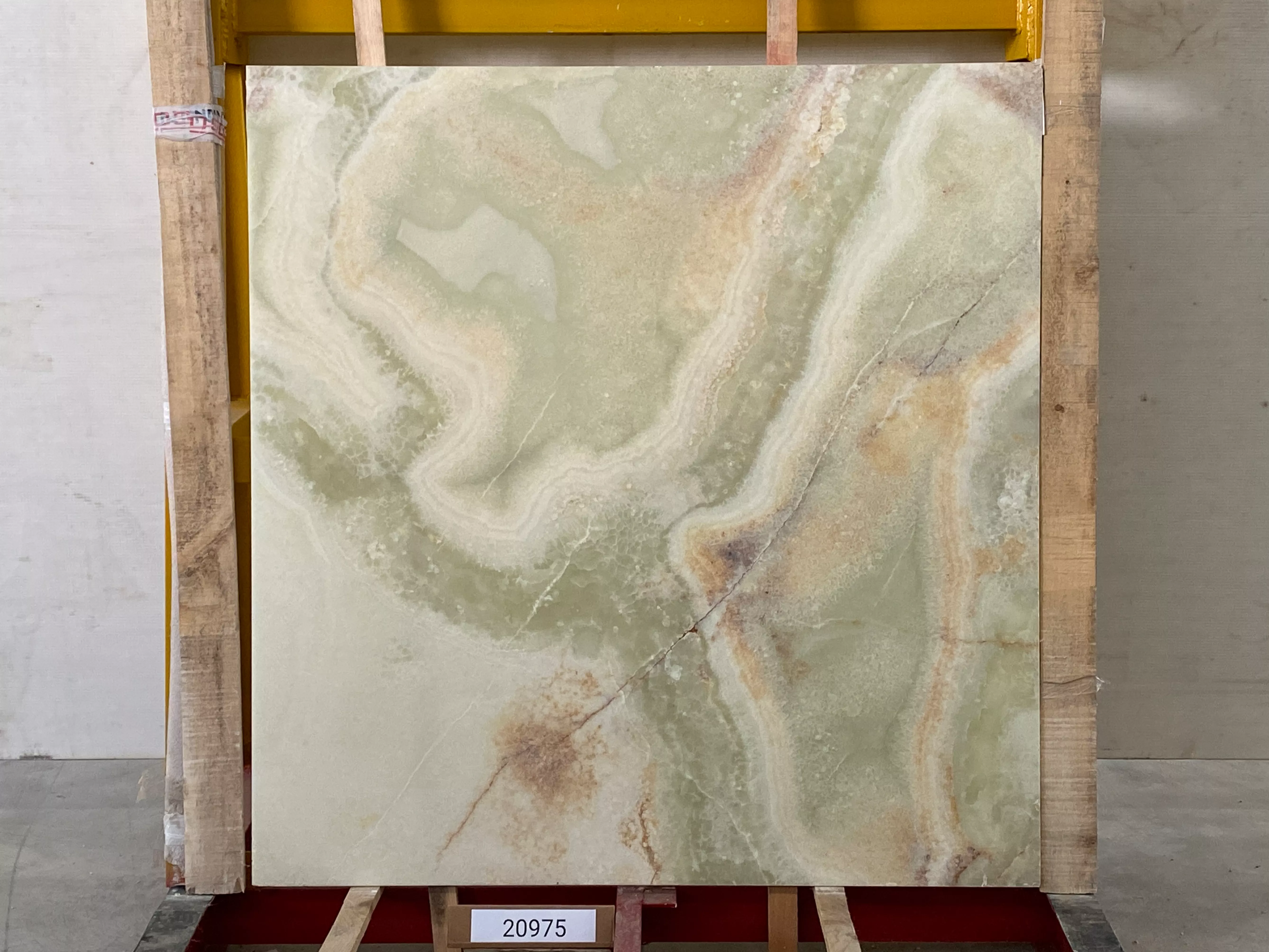 Слэб из оникса ONICE LIGHT GREEN полированный 1400x1400x20 мм, код 20975