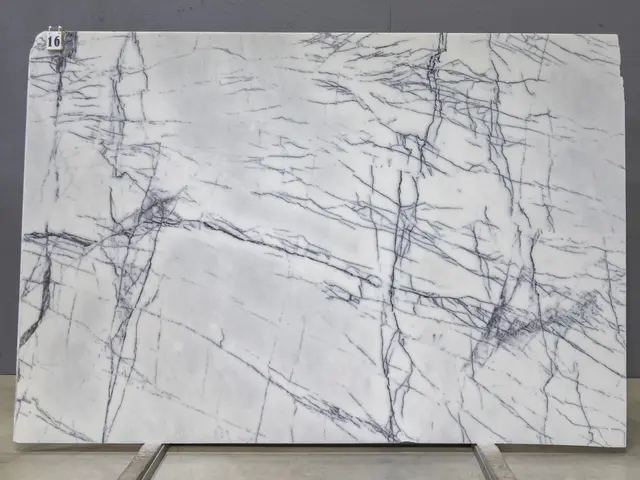 Слэб из мрамора LILAC PREMIUM полированный 2650x1850x20 мм, код 26198