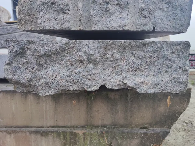 Гранит Блок из гранита МЕЖИРИЧСКИЙ 2500x600x170 мм, код 23966