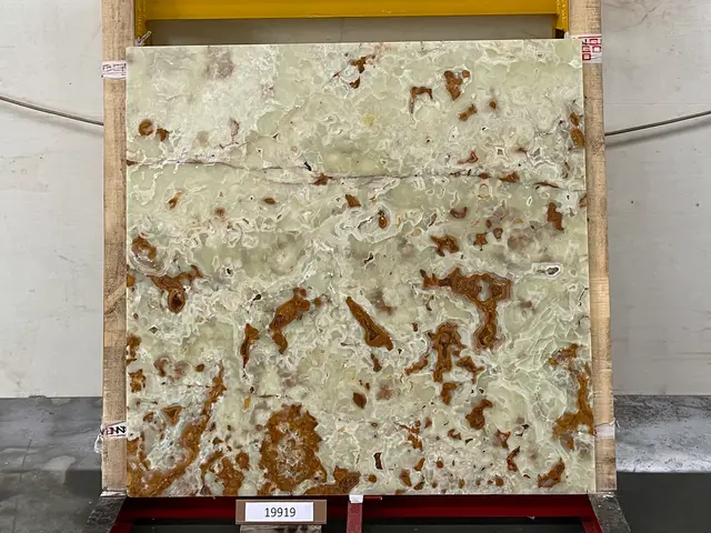Слэб из оникса VERDE полированный 1450x1400x20 мм, код 19919