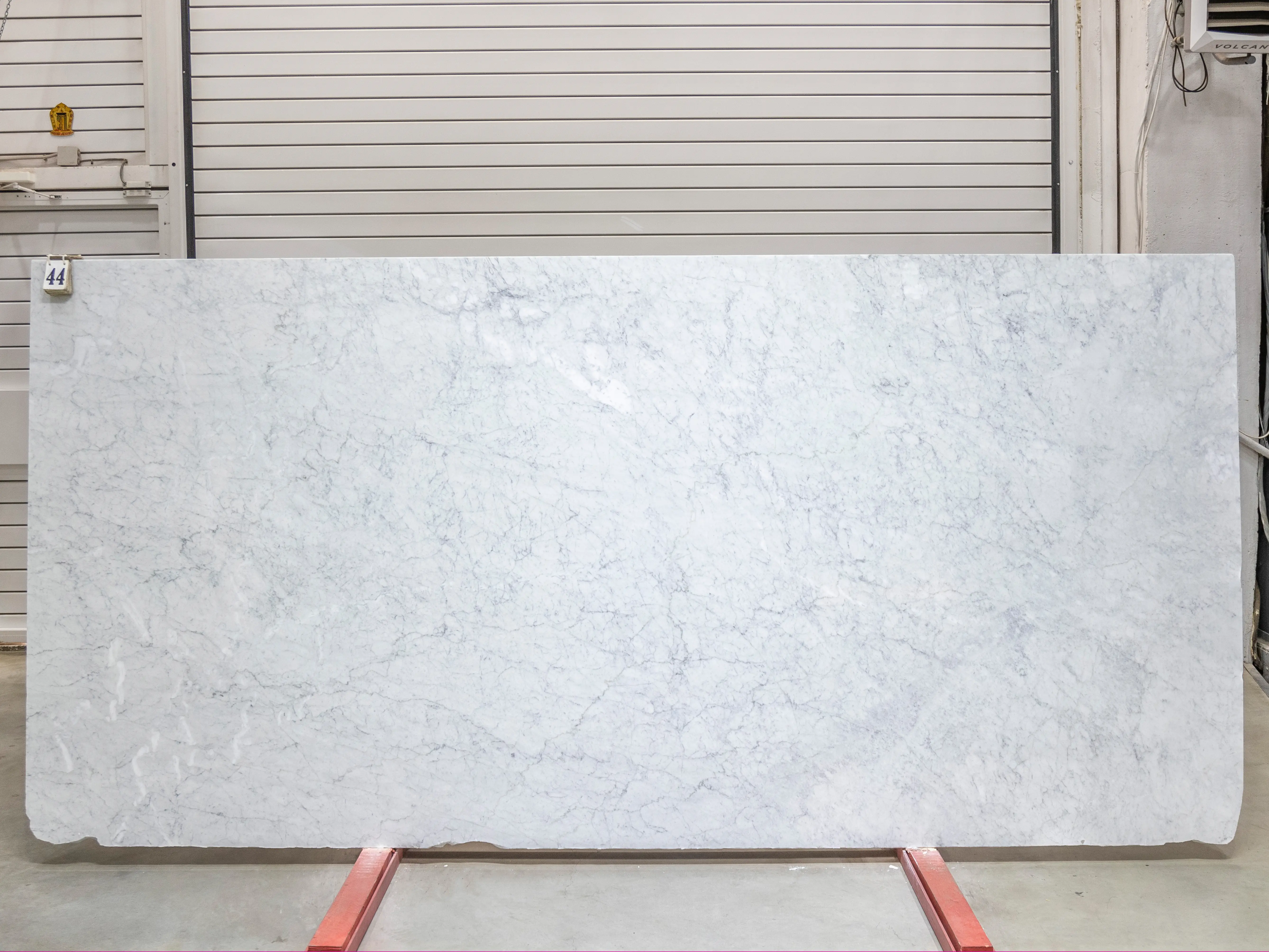 Слэб из мрамора BIANCO CARRARA полированный 3380x1530x20 мм, код 25752