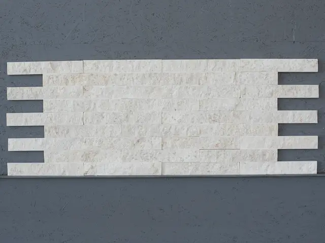 Плитка из известняка LIGHT STONE колотый 300x50x20 мм, код 19085