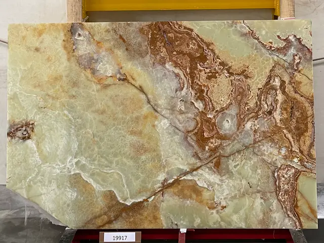 Слэб из оникса VERDE полированный 2100x1400x20 мм, код 19917