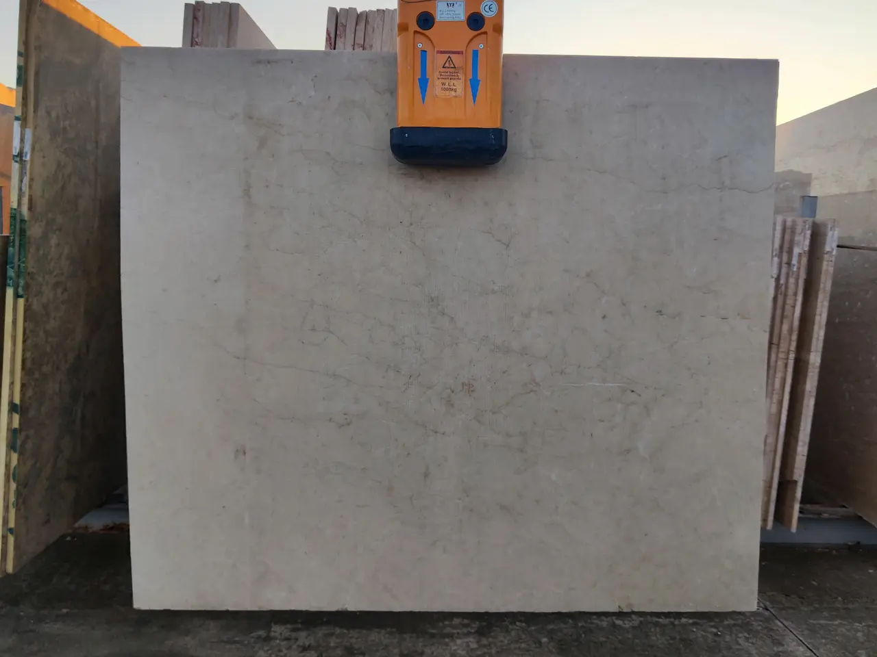 Слэб из мрамора CREMA SIVA полированный 1250x1090x20 мм, код 26395